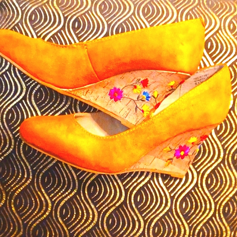 Honey Garden Platform Pumps